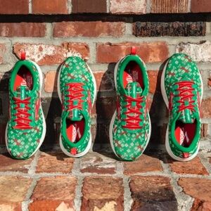 Brooks Revel 4 Run Merry Ugly Christmas Sweater Running Shoes Womens 10 Red RARE
